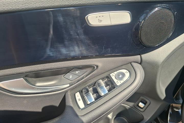Sort Mercedes C300 de fra 2020