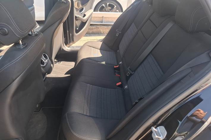 Sort Mercedes C300 de fra 2020