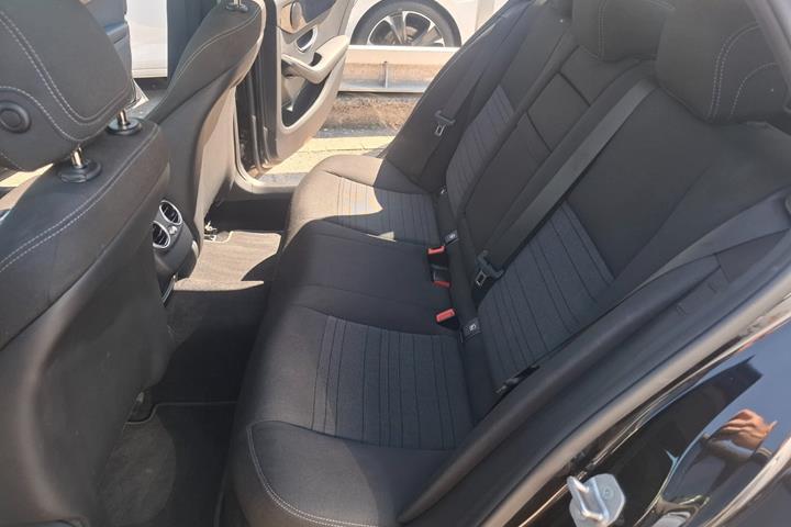 Sort Mercedes C300 de fra 2020