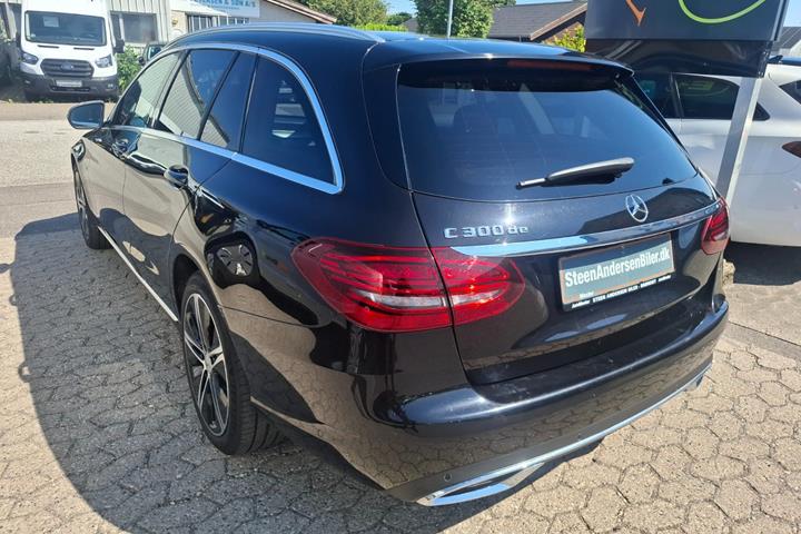 Sort Mercedes C300 de fra 2020