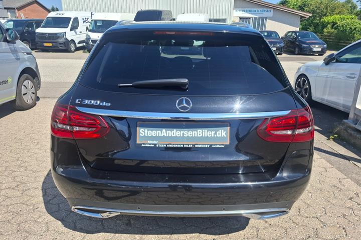 Sort Mercedes C300 de fra 2020