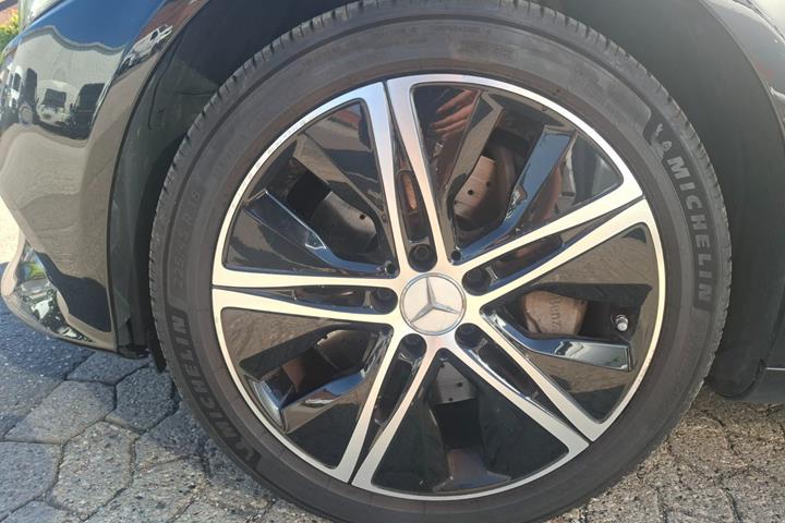 Sort Mercedes C300 de fra 2020
