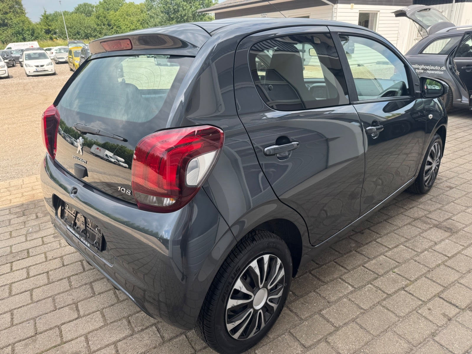 Grå Peugeot 108 fra 2016