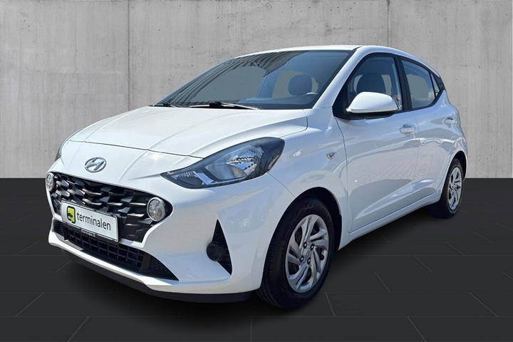 Hvid Hyundai i10 fra 2021 set udefra