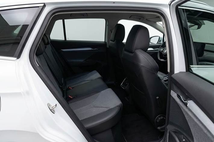 Hvid Skoda Enyaq fra 2023