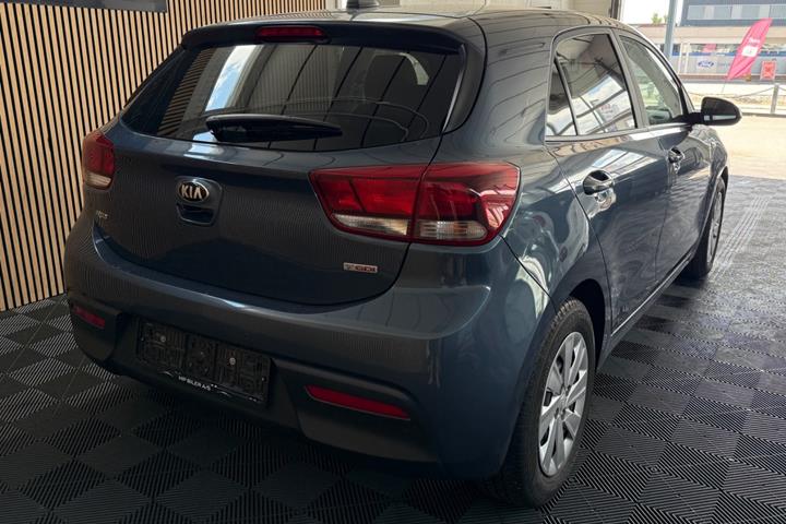 Grå Kia Rio fra 2019