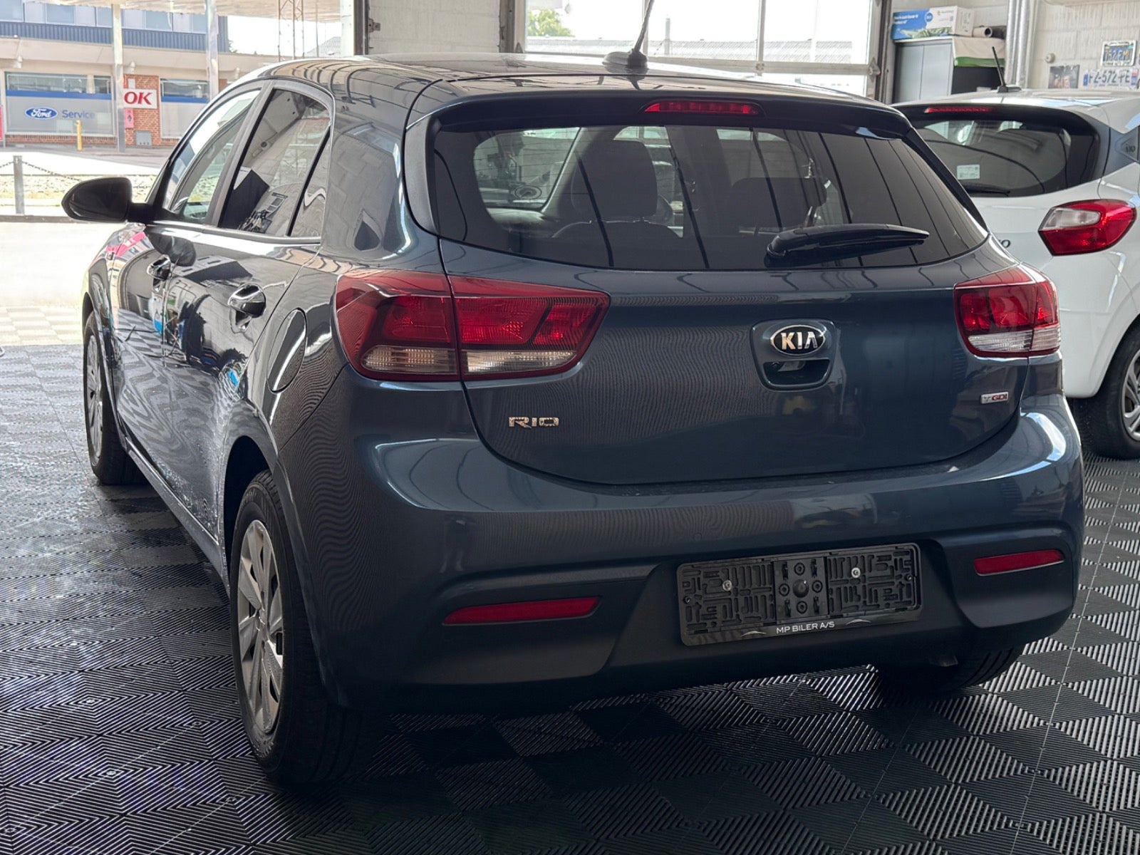 Grå Kia Rio fra 2019
