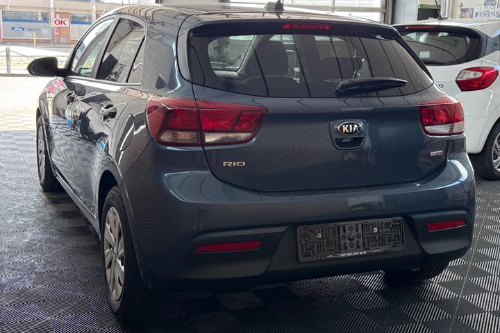Grå Kia Rio fra 2019