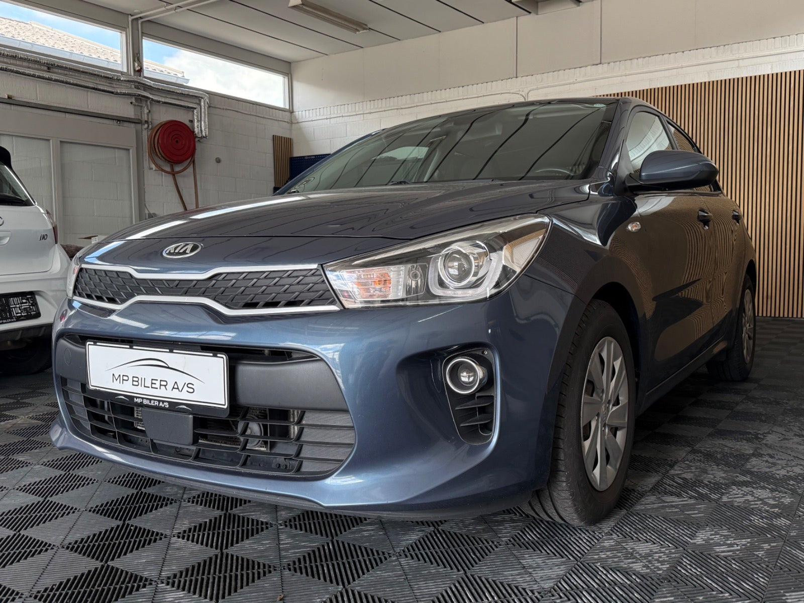 Grå Kia Rio fra 2019