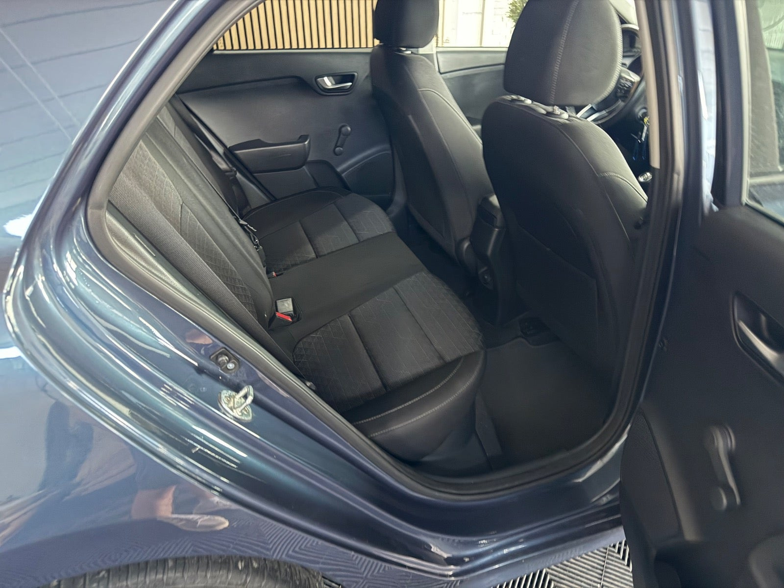 Grå Kia Rio fra 2019