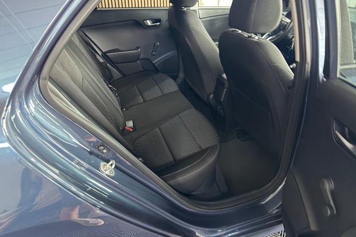 Grå Kia Rio fra 2019