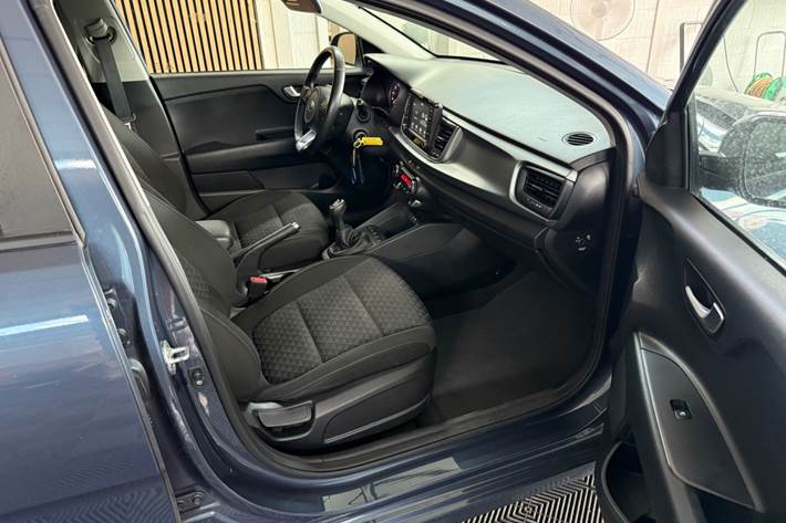 Grå Kia Rio fra 2019