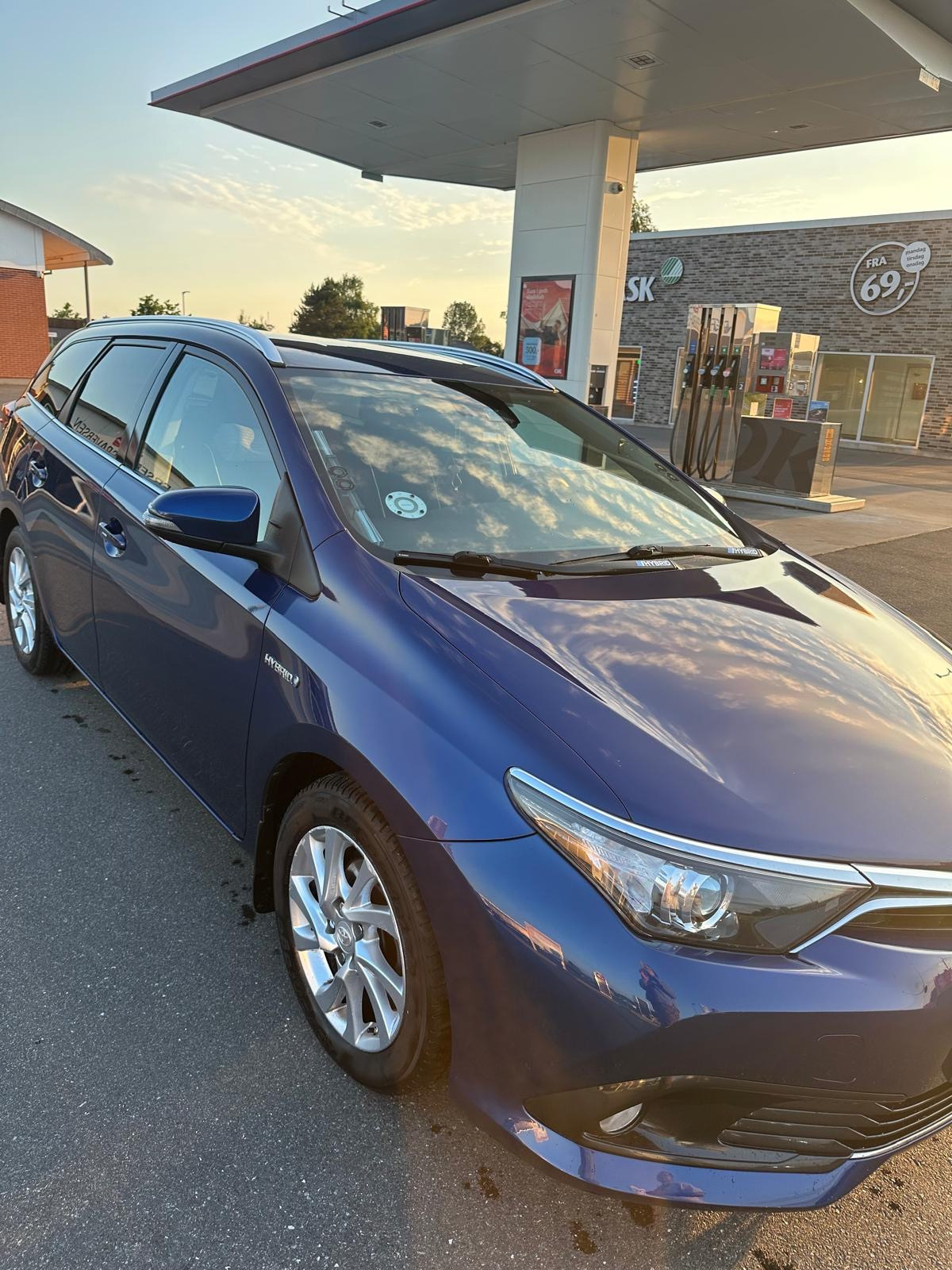 Blå Toyota Auris fra 2018
