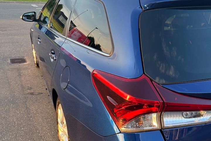 Blå Toyota Auris fra 2018