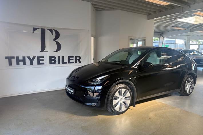 Sort Tesla Model Y fra 2024 set udefra