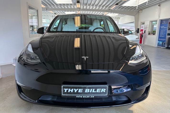Sort Tesla Model Y fra 2024