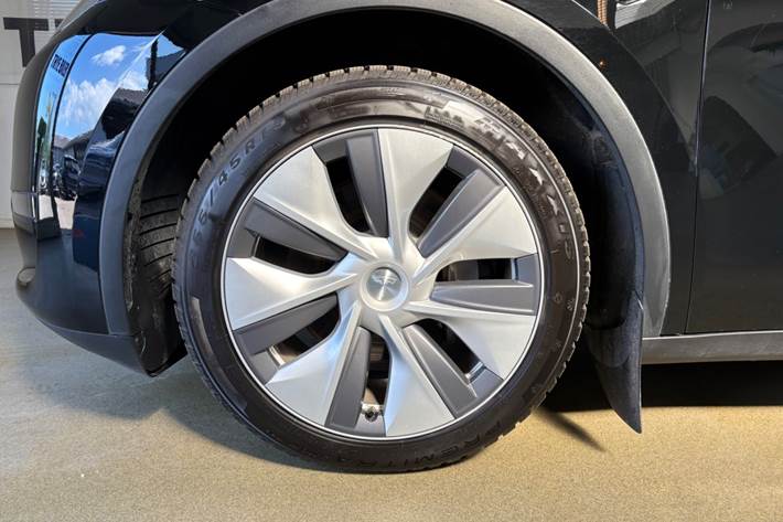 Sort Tesla Model Y fra 2024