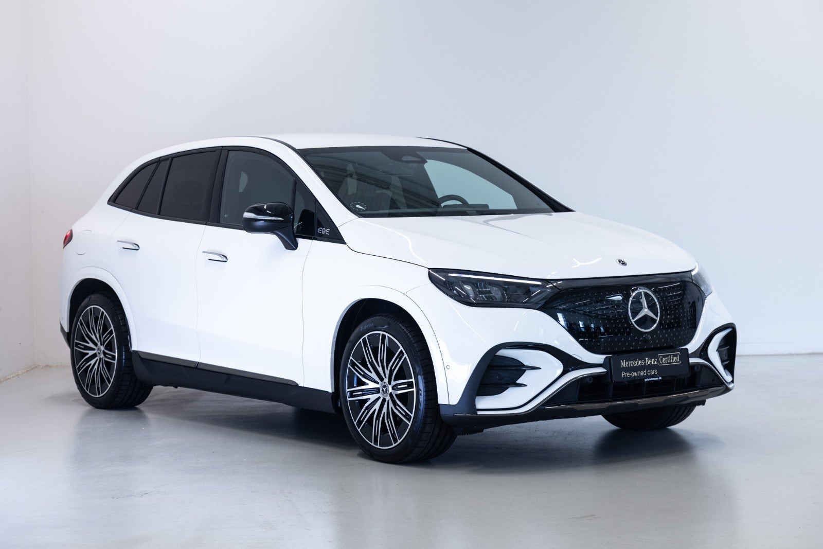 Hvid Mercedes EQE350 SUV fra 2026