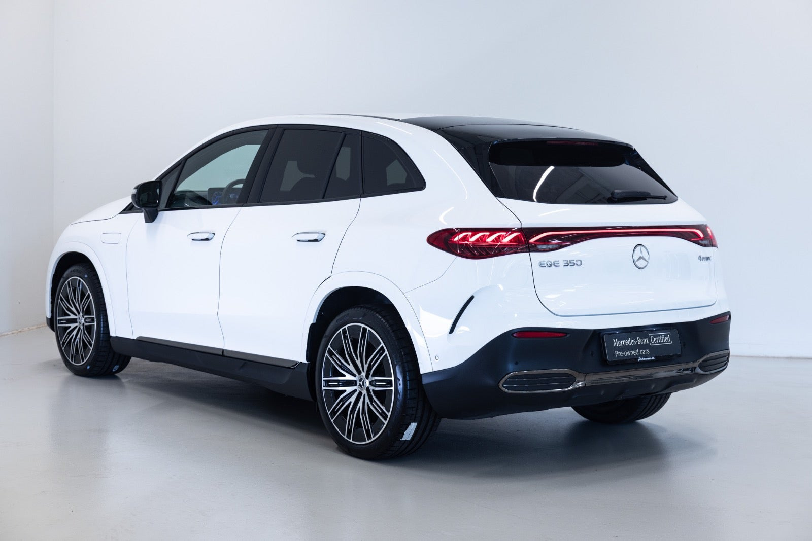 Hvid Mercedes EQE350 SUV fra 2026