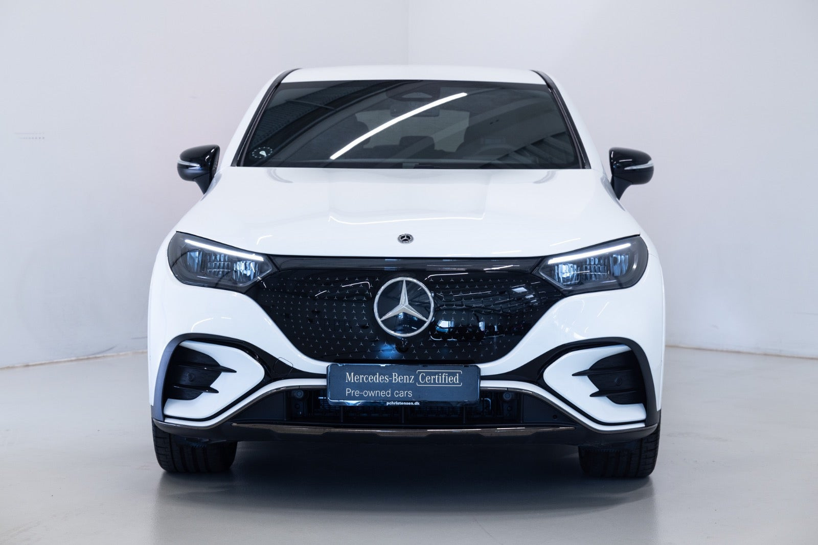 Hvid Mercedes EQE350 SUV fra 2026