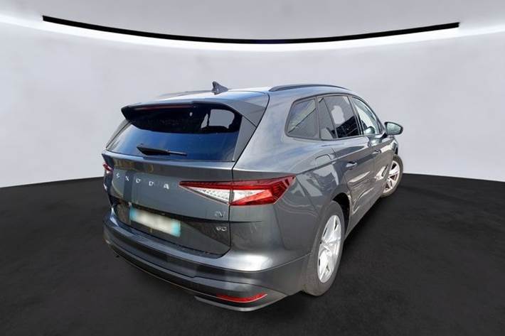 Grå Skoda Enyaq fra 2023