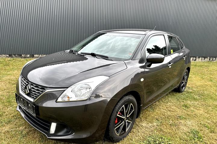 Grå Suzuki Baleno fra 2016 set udefra