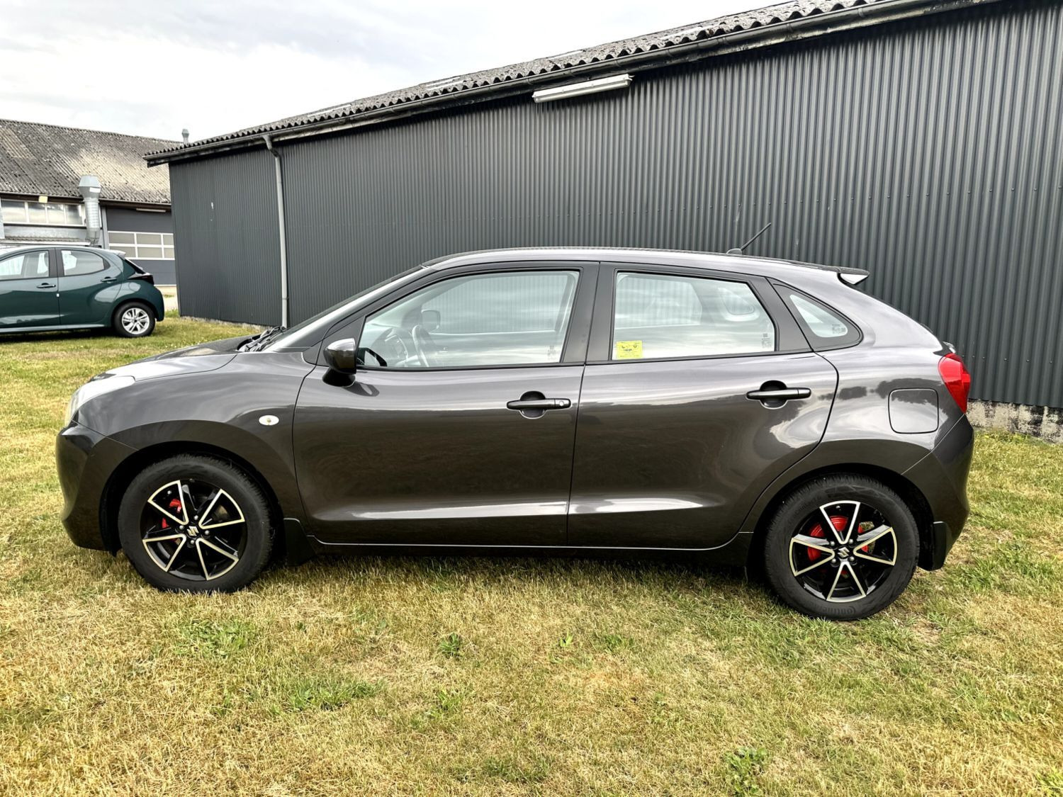 Grå Suzuki Baleno fra 2016