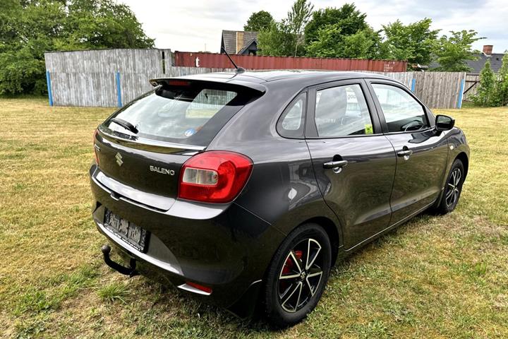 Grå Suzuki Baleno fra 2016