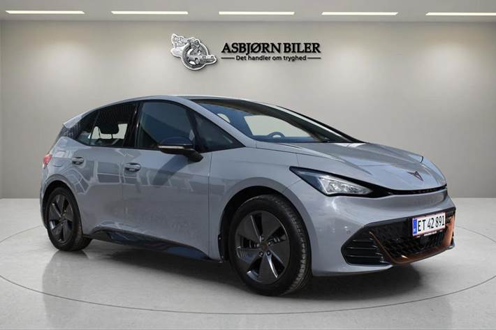 Grå Cupra Born fra 2024 set udefra