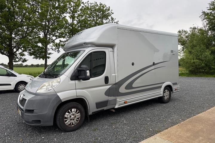 Grå Peugeot Boxer 335 fra 2009