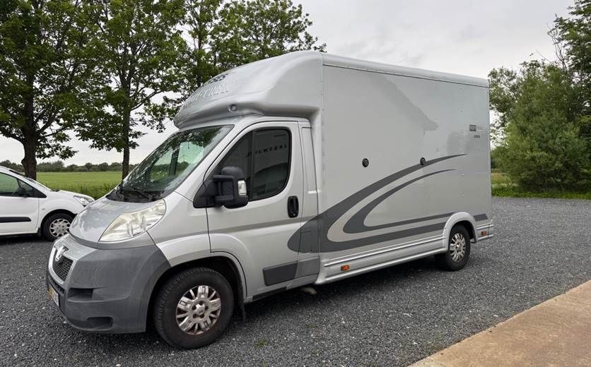 Peugeot Boxer 335 2,2 HDi 120 Hestetransport L3