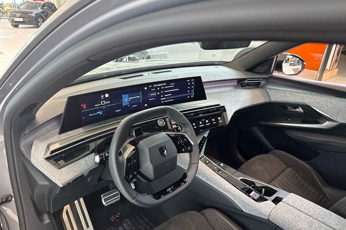 Grå Peugeot e-5008 fra 2026