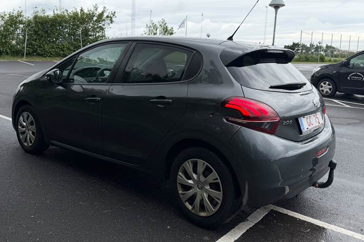 Grå Peugeot 208 fra 2017