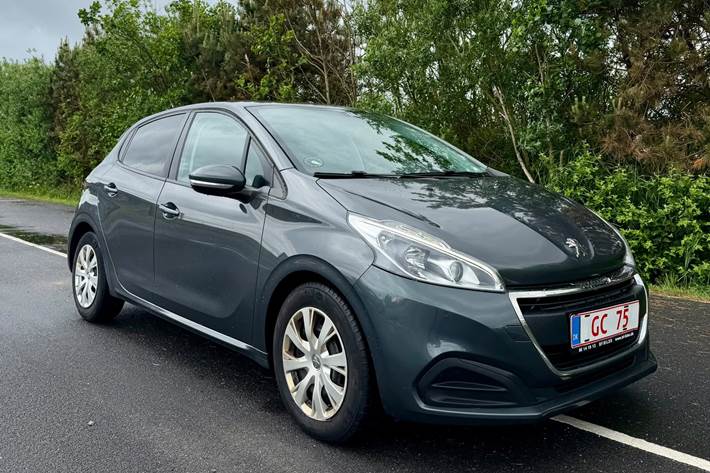 Grå Peugeot 208 fra 2017