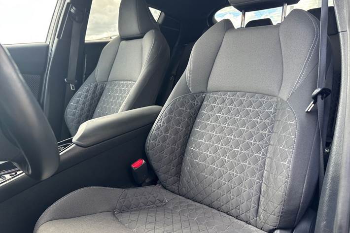 Hvid Toyota C-HR fra 2021