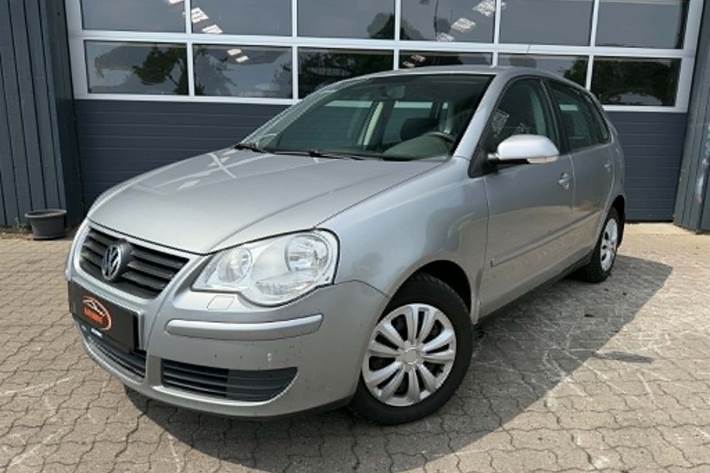Sølv VW Polo fra 2006 set udefra