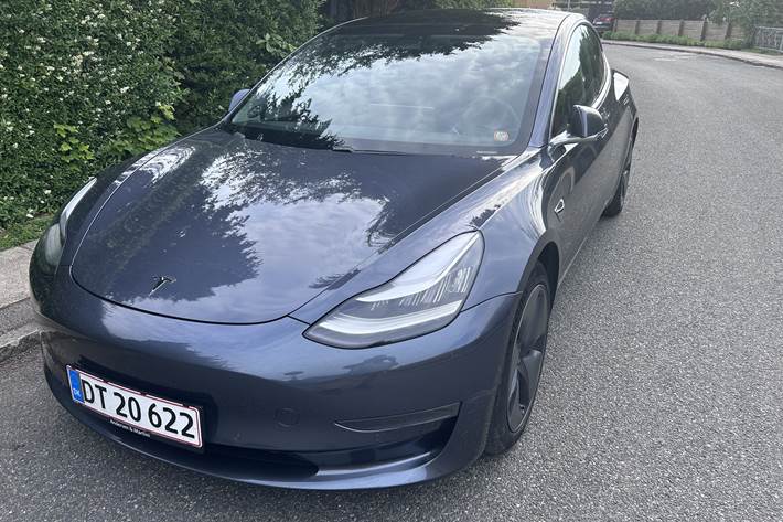Grå Tesla Model 3 fra 2019