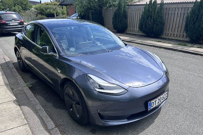 Grå Tesla Model 3 fra 2019