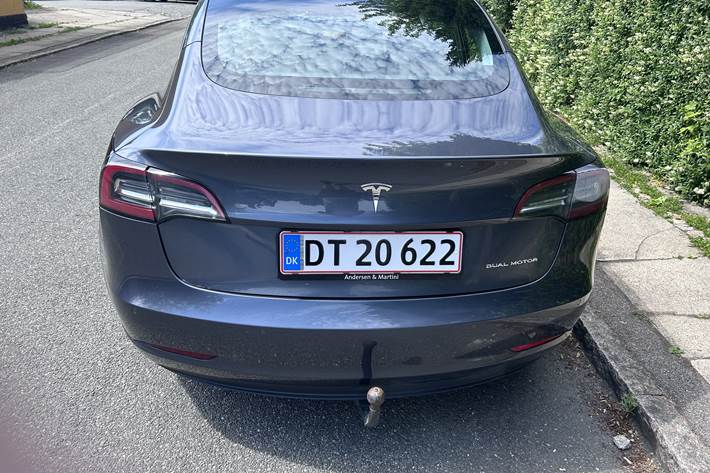 Grå Tesla Model 3 fra 2019