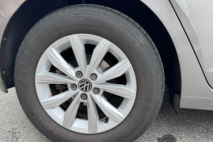 Grå VW Polo fra 2021