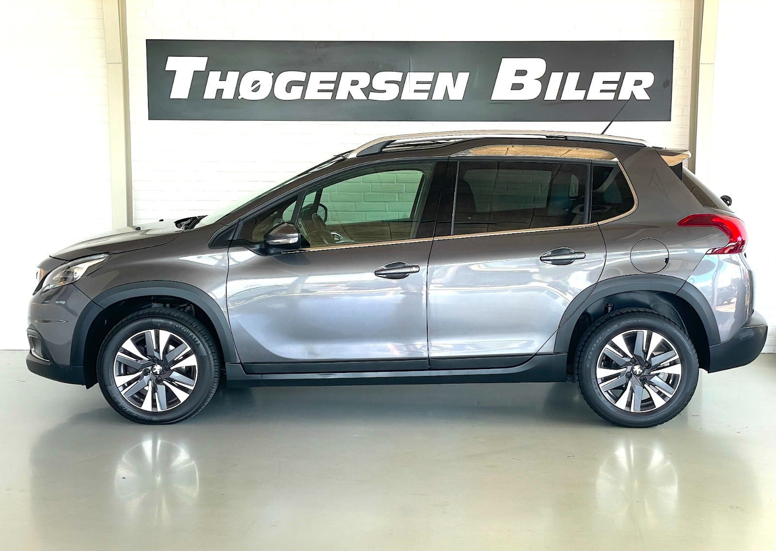Grå Peugeot 2008 fra 2019