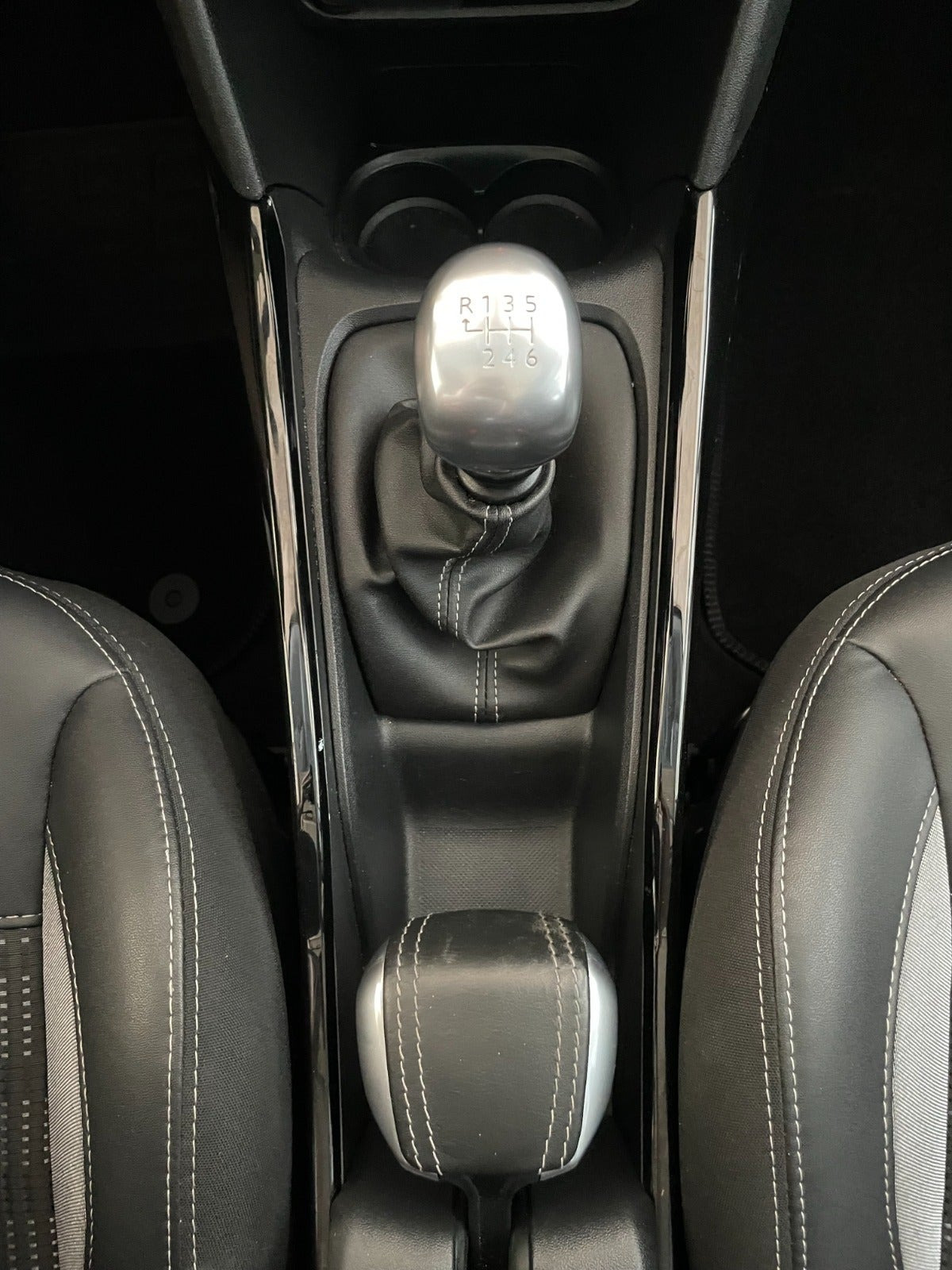 Grå Peugeot 2008 fra 2019