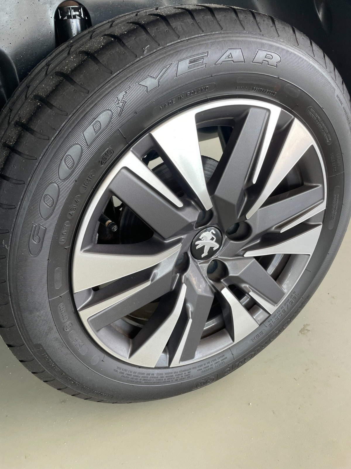 Grå Peugeot 2008 fra 2019