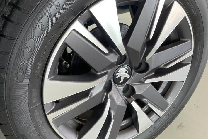 Grå Peugeot 2008 fra 2019