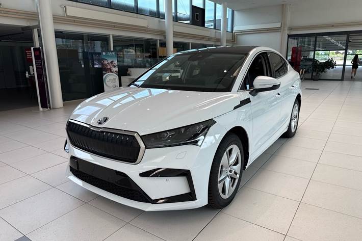 Hvid Skoda Enyaq fra 2023