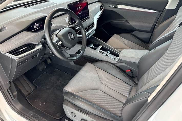 Hvid Skoda Enyaq fra 2023