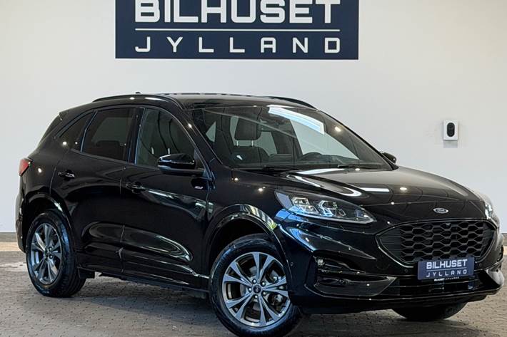 Sort Ford Kuga fra 2023 set udefra
