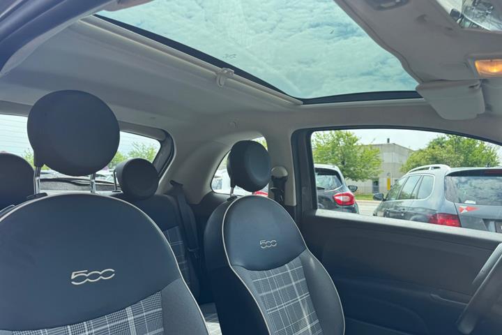 Grå Fiat 500 fra 2017