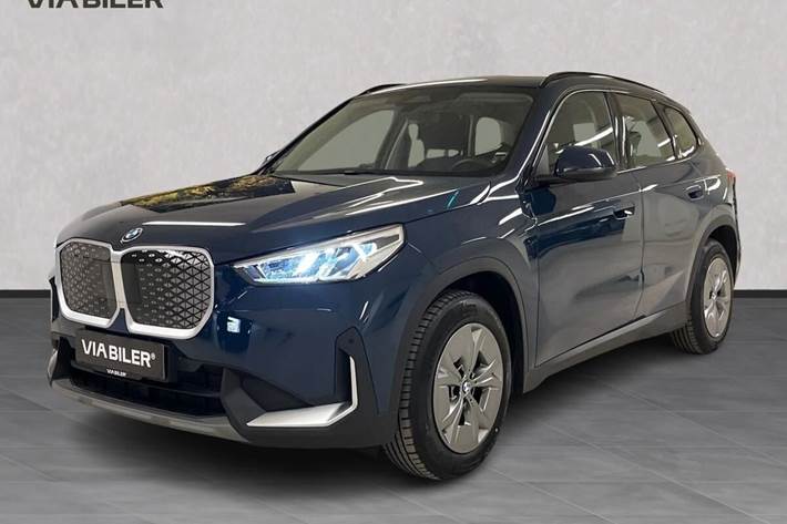 Blå BMW iX1 fra 2025