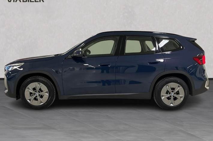 Blå BMW iX1 fra 2025